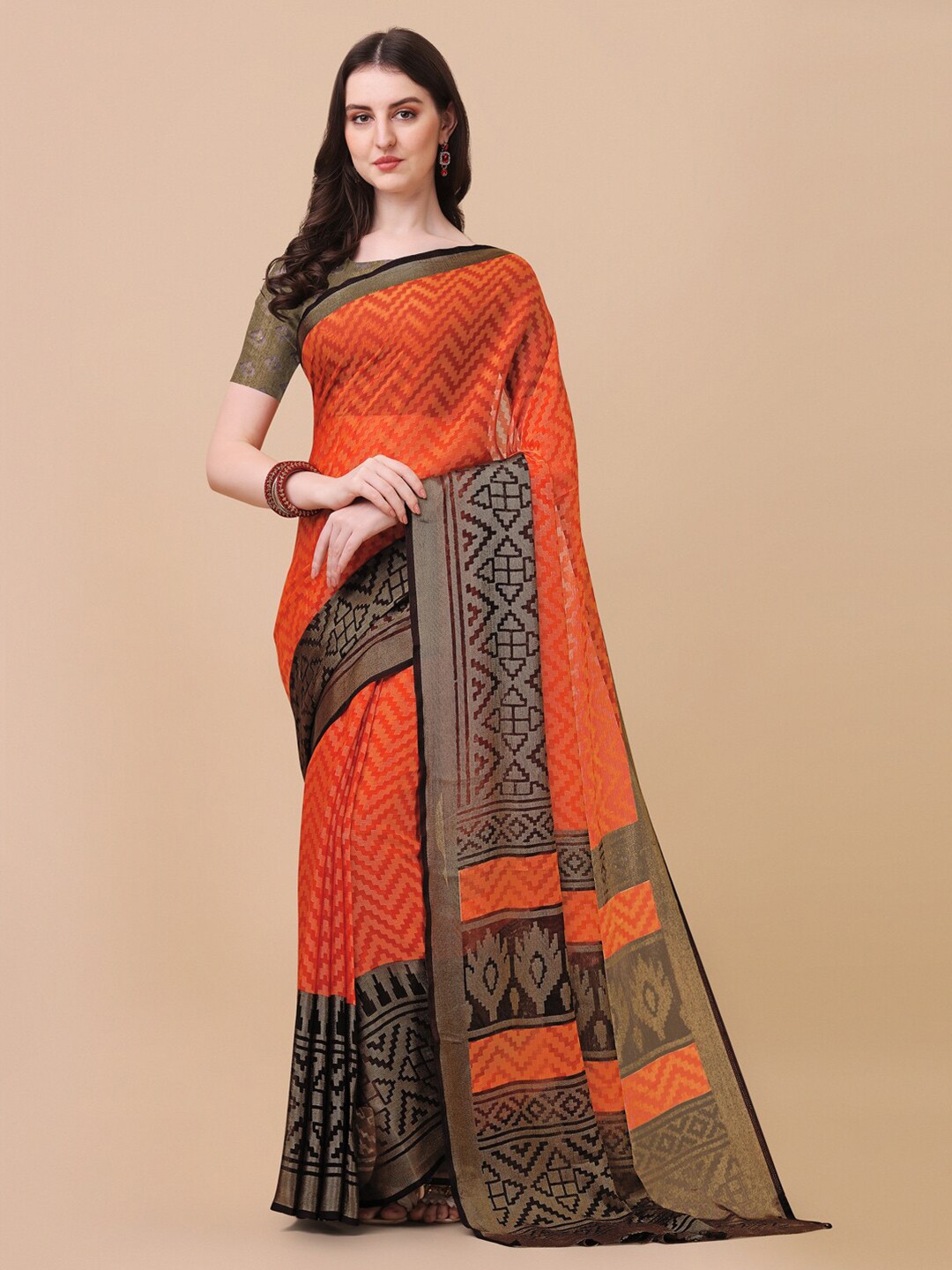 

VILLAGIUS Geometric Printed Zari Brasso Saree, Black