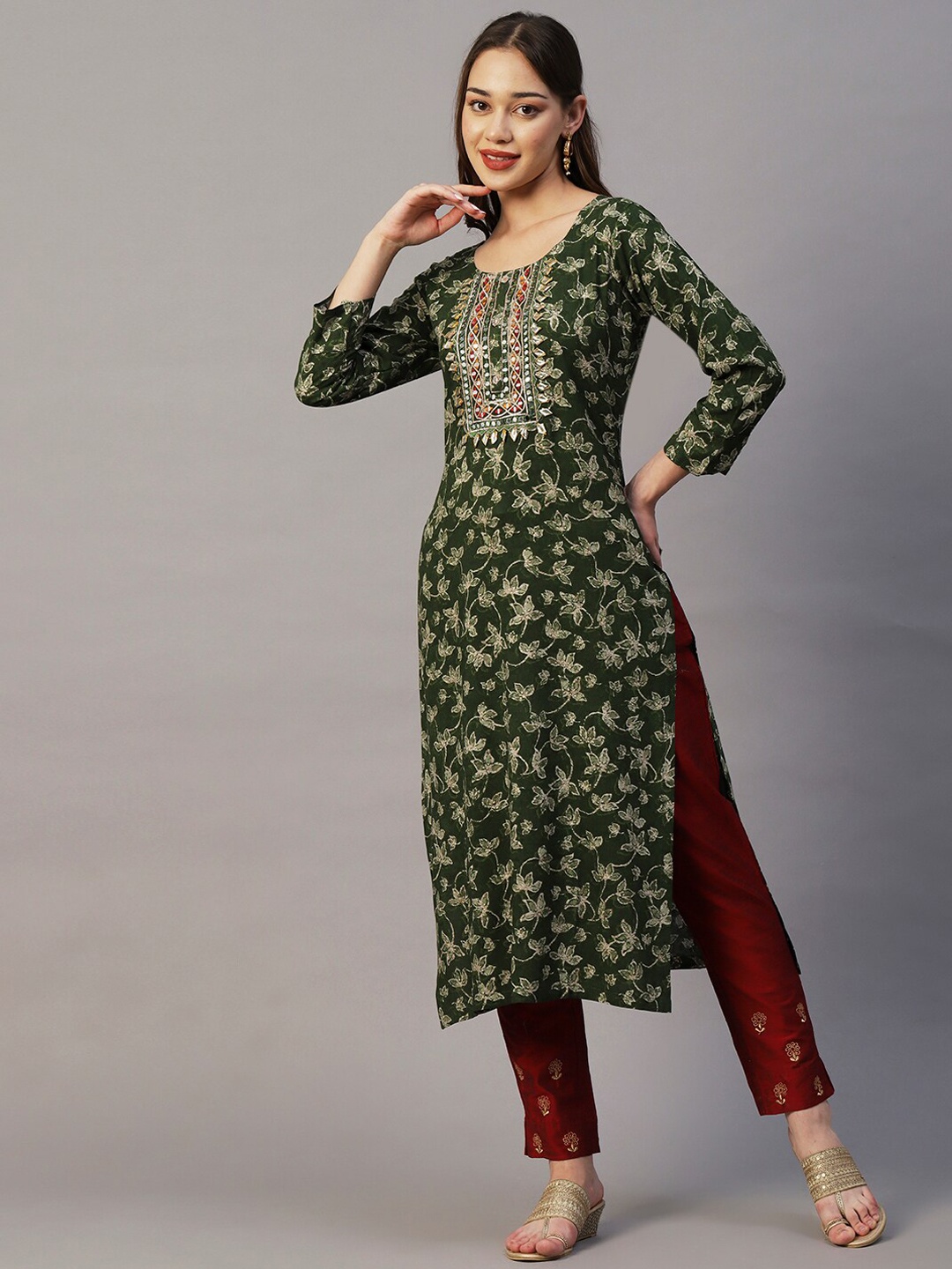 

FASHOR Green & Beige Floral Printed Mirror Work Straight Kurta