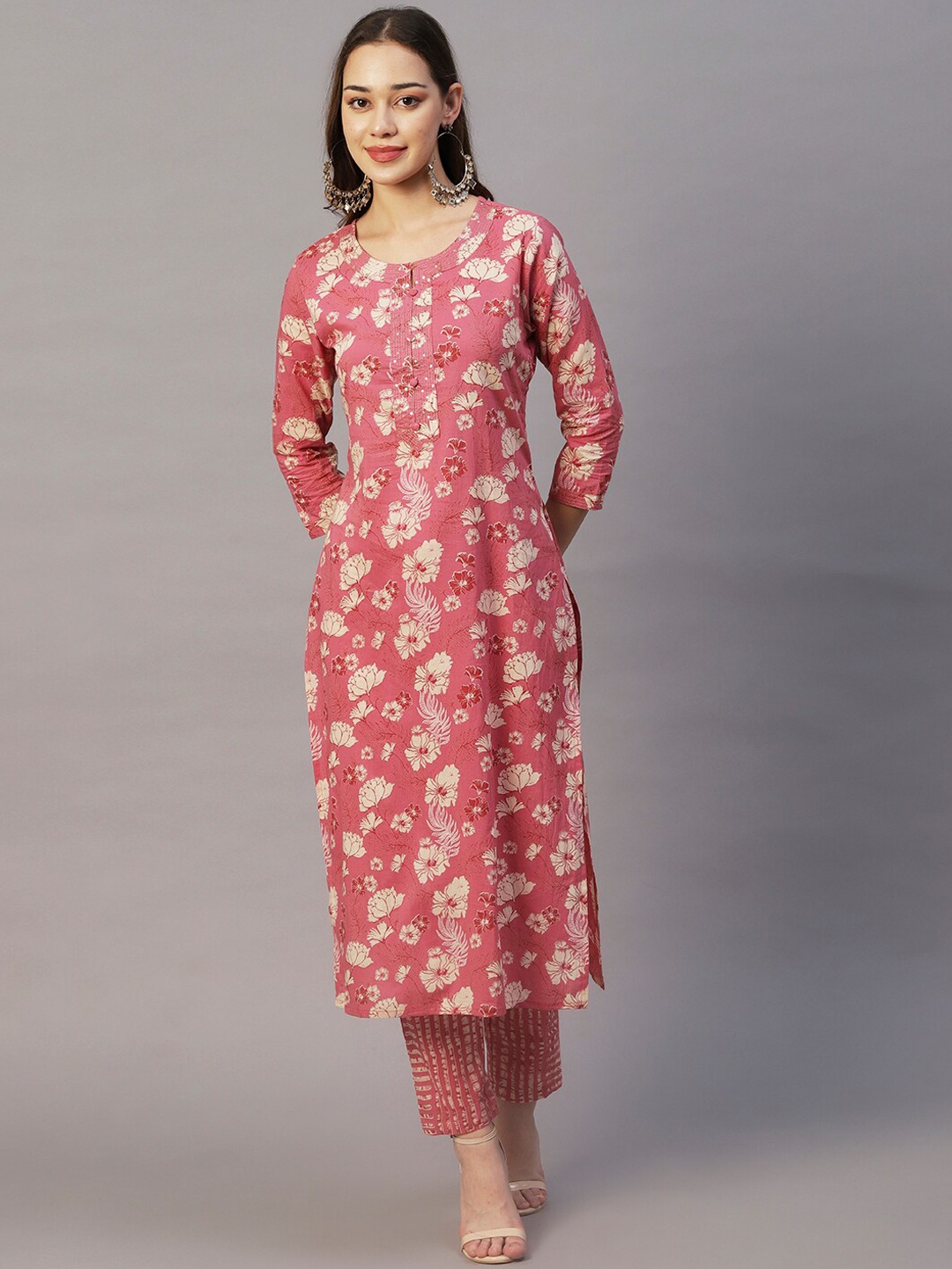 

FASHOR Peach-Coloured & Beige Printed Regular Sequinned Pure Cotton Kurta with Trousers