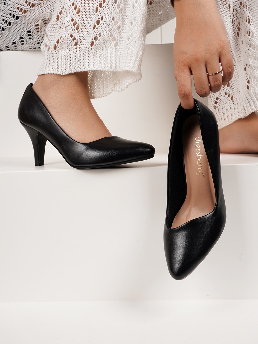 

DressBerry Black Pointed Toe Slim Pumps