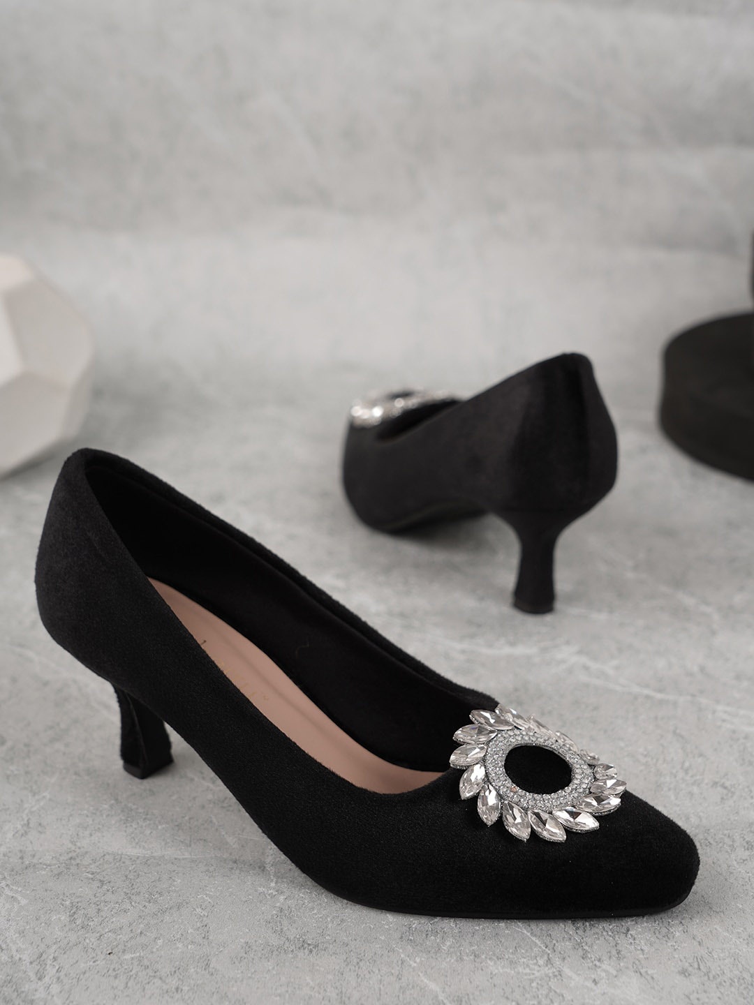 

DressBerry Black And Silver-Toned Embellished Kitten Heel Pumps