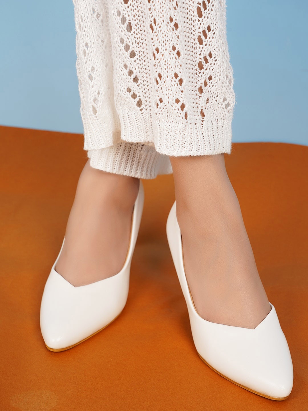 

DressBerry White Pointed Toe Slim Pumps