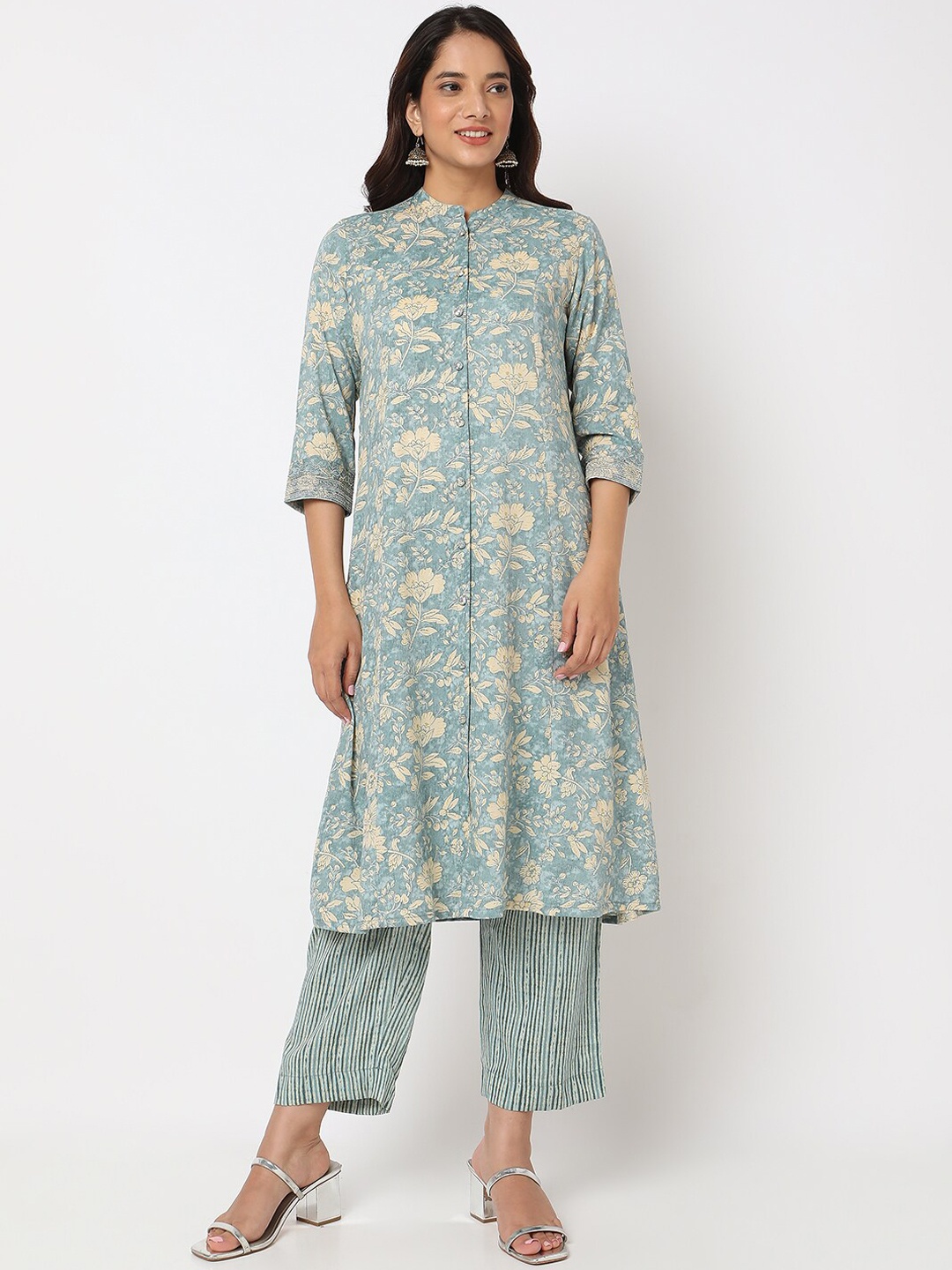 

Ethnicity Floral Printed Mandarin Collar Sequinned Kurta With Palazzos, Green