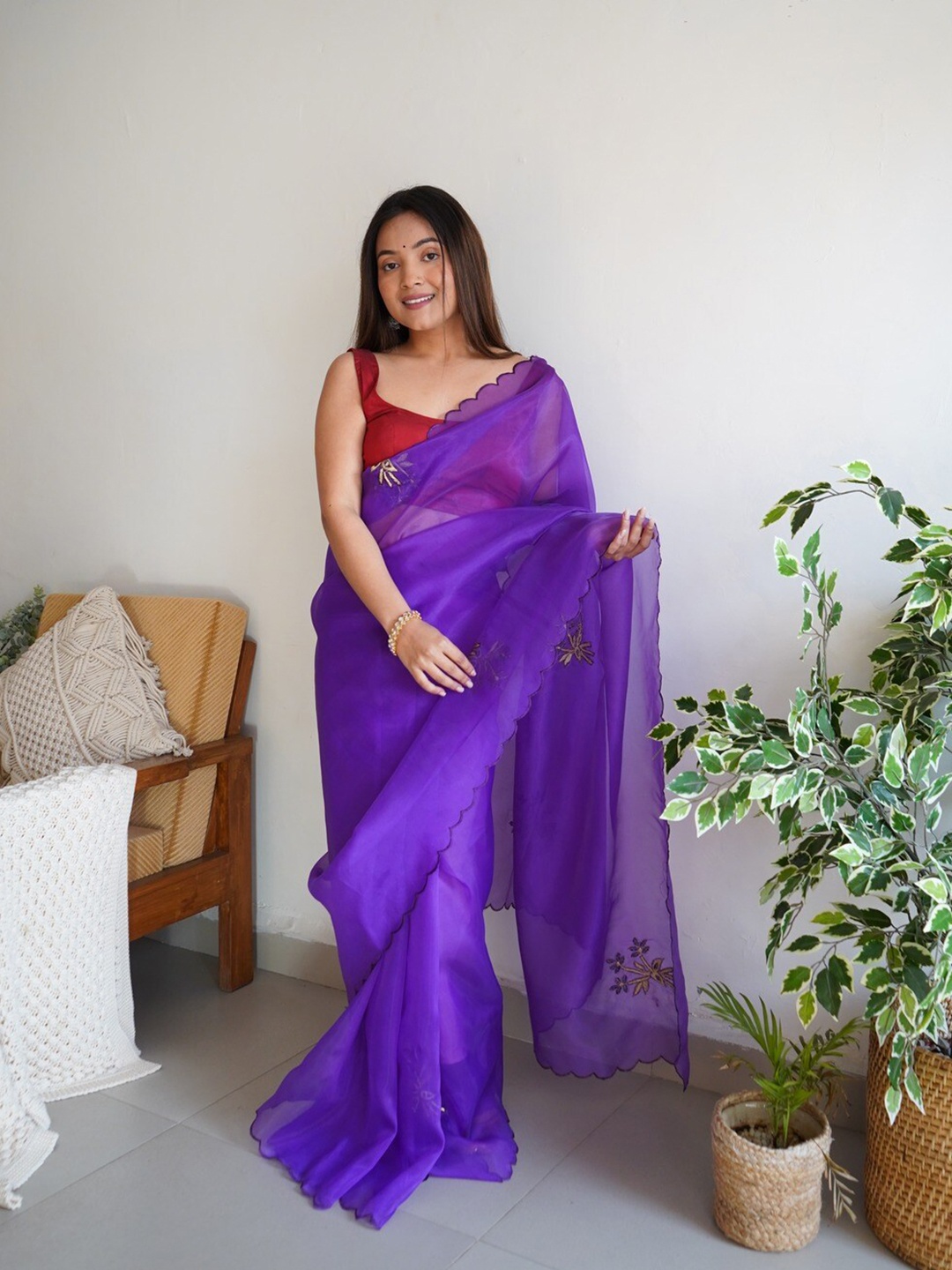 

Atulyam Tex World Floral Embroidered Organza Saree, Purple