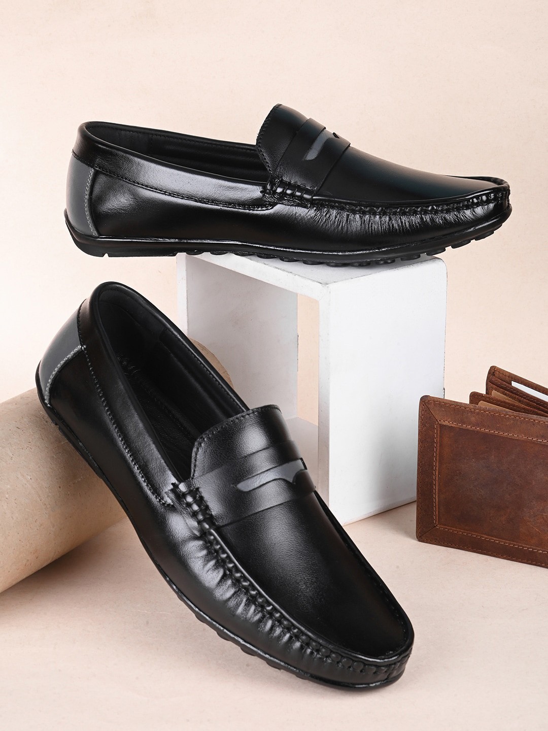 

Fashion Victim Men Textured Leather Lightweight Penny Loafers, Black