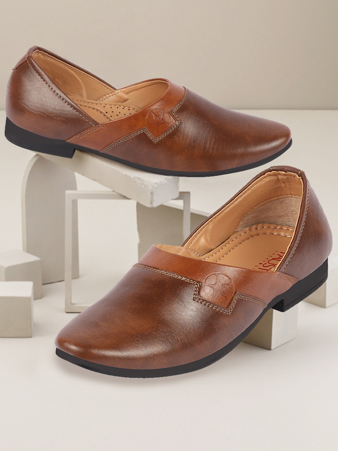 FAUSTO Men Textured Lightweight Mojaris, Brown