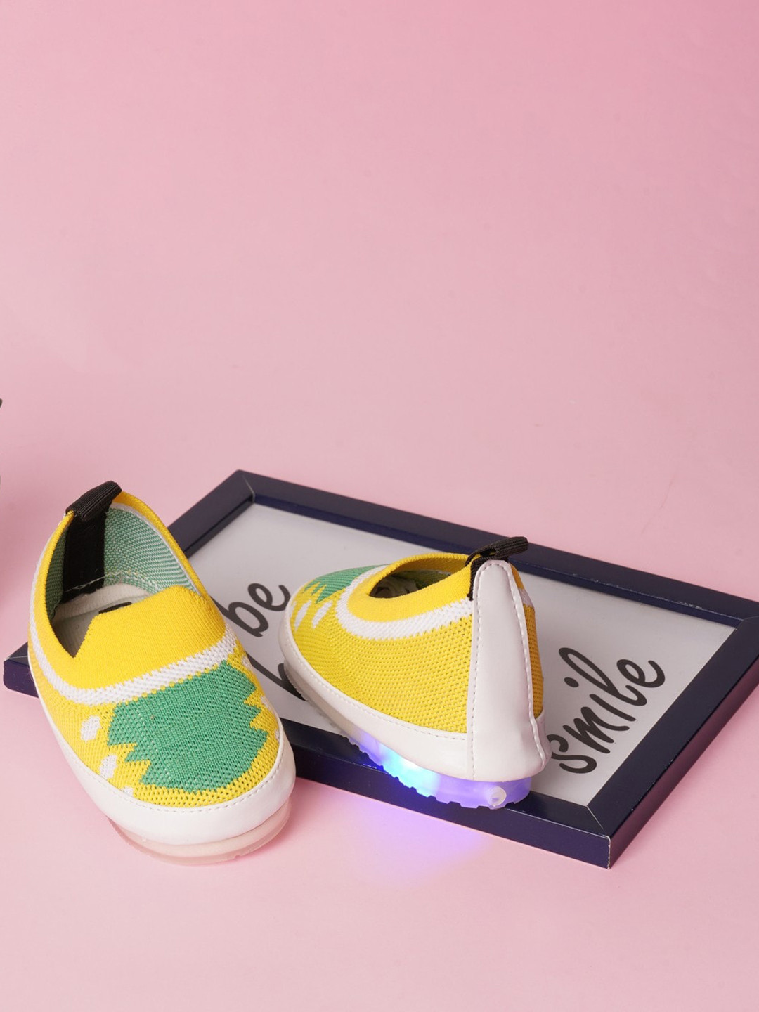 

CHiU Infants Kids Colourblocked Lightweight Comfort Insole LED Contrast Sole Sneakers, Yellow