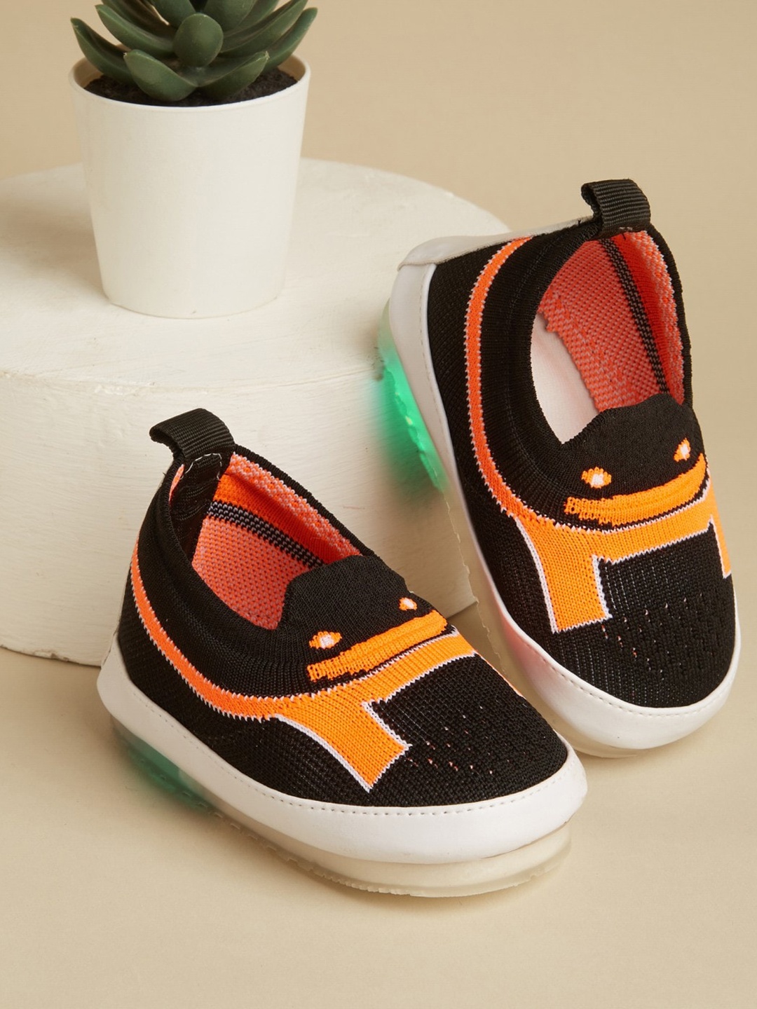

CHiU Infants Woven Design Lightweight LED Slip-On Sneakers, Black