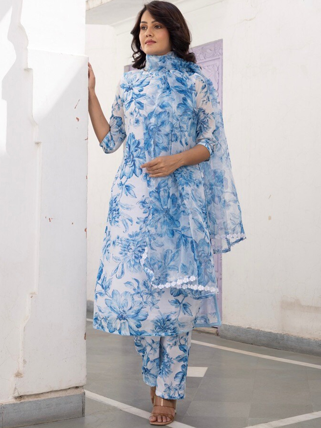 

OneWe Floral Printed Kurta With Trousers & Dupatta, White