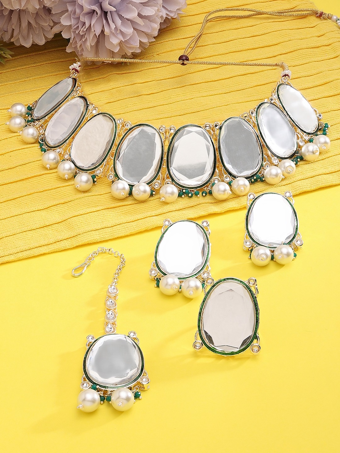 

Zaveri Pearls Gold-Plated Kundan-Studded & Beaded Jewellery Set