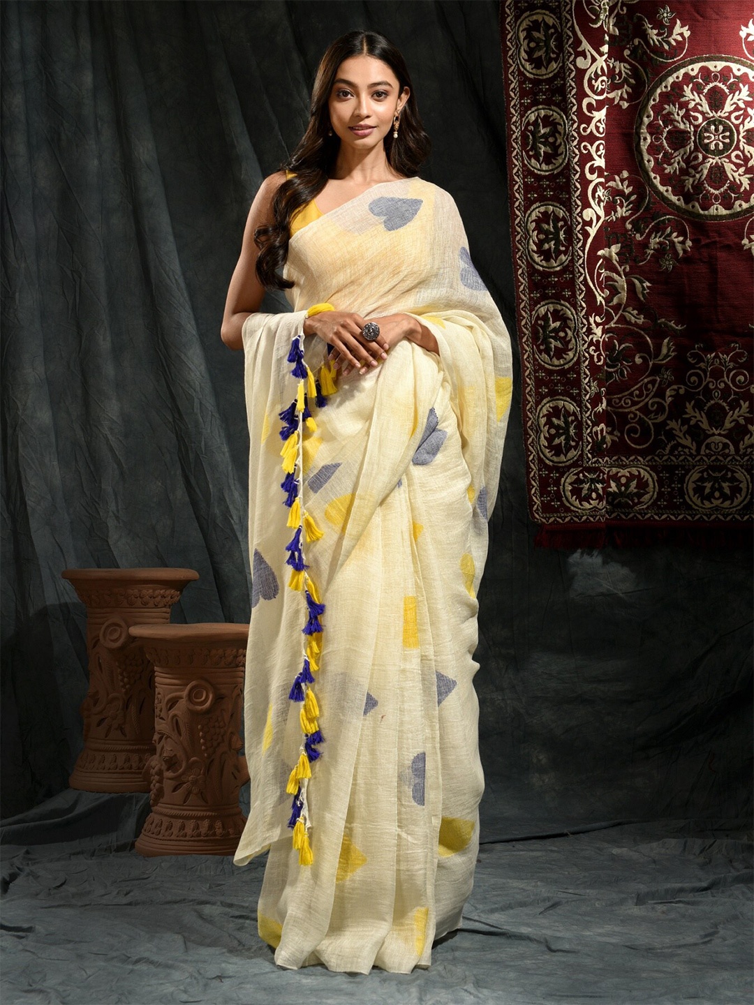 

SAJASAJO Woven Design Pure Linen Saree, White