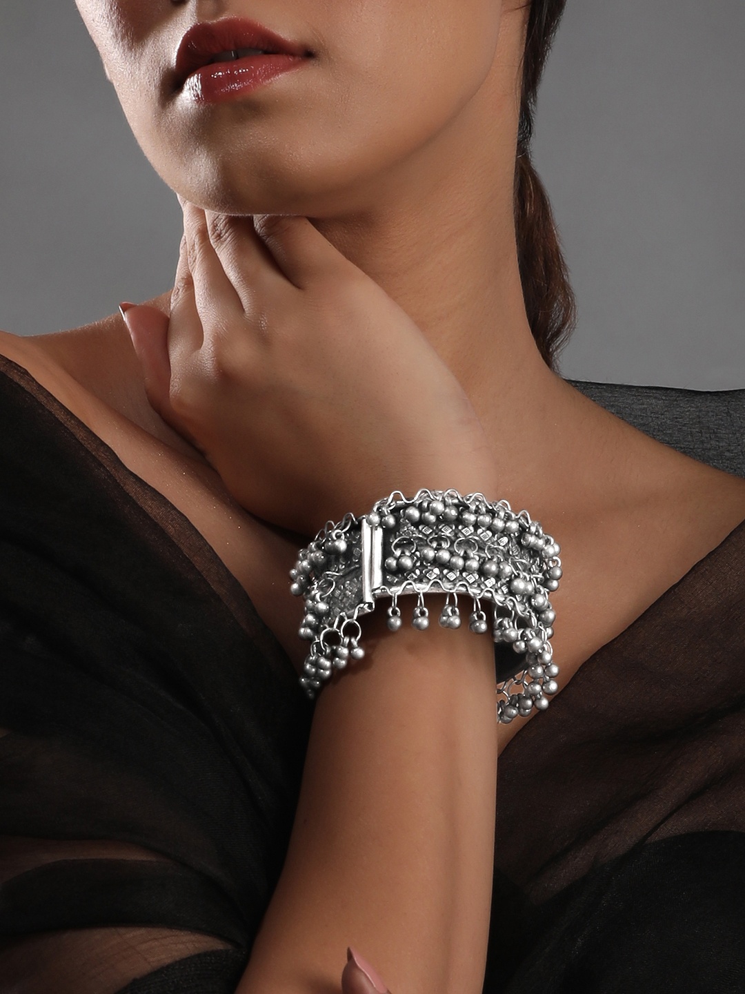 

Rubans Women Oxidised Silver-Plated Kada Bracelet