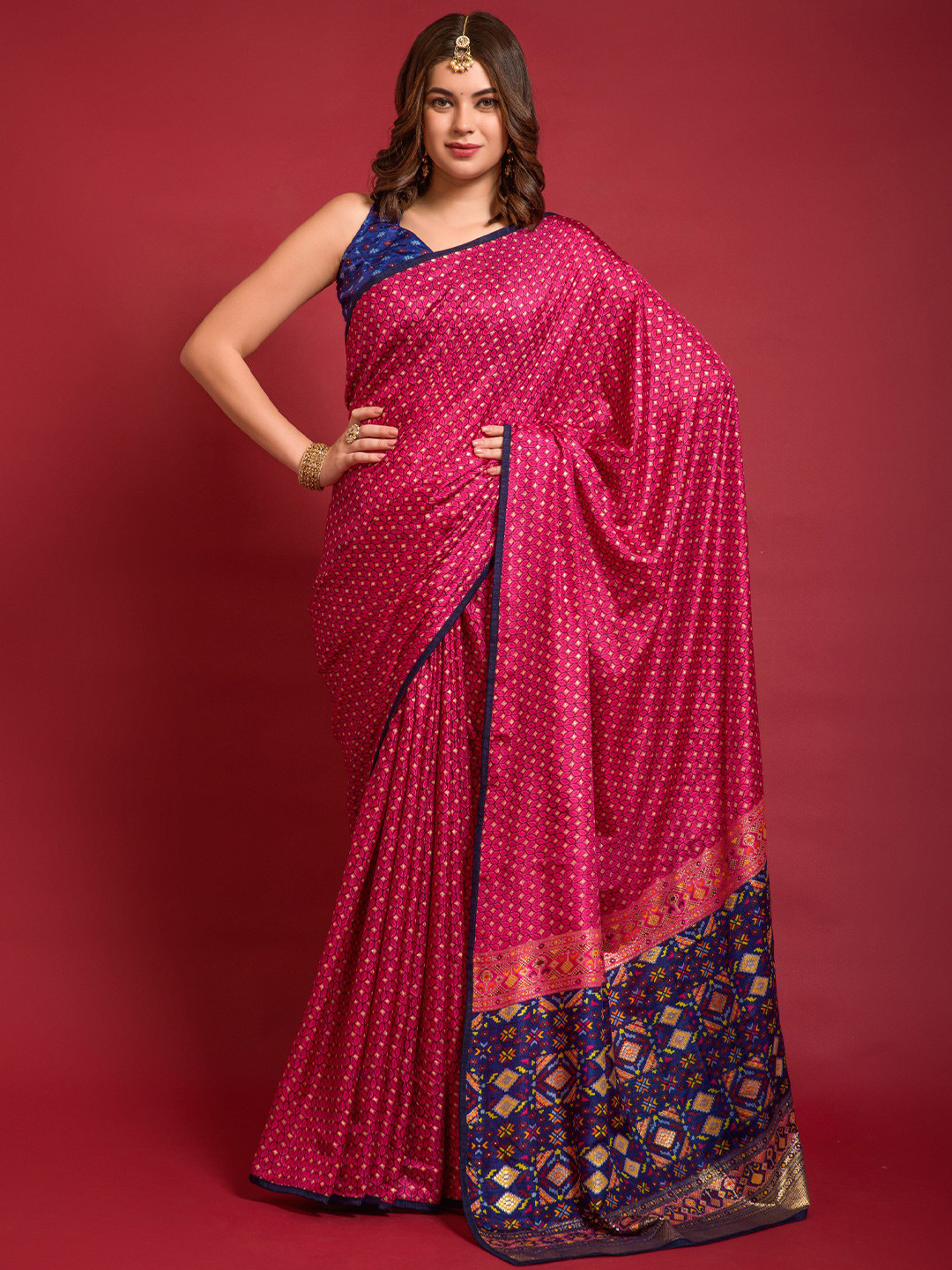 

VEERAX Geometric Printed Zari Art Silk Saree, Pink