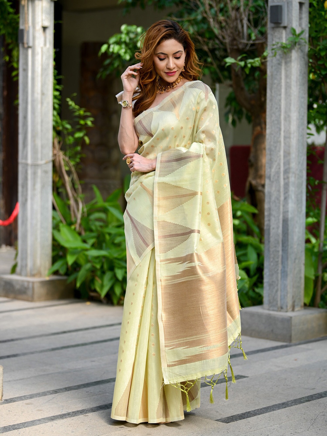 

BEATITUDE Ethnic Motif Woven Design Zari Tissue Saree, Yellow