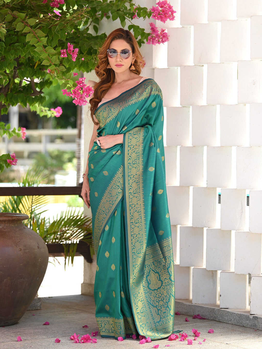 

BEATITUDE Woven Design Zari Banarasi Saree, Green