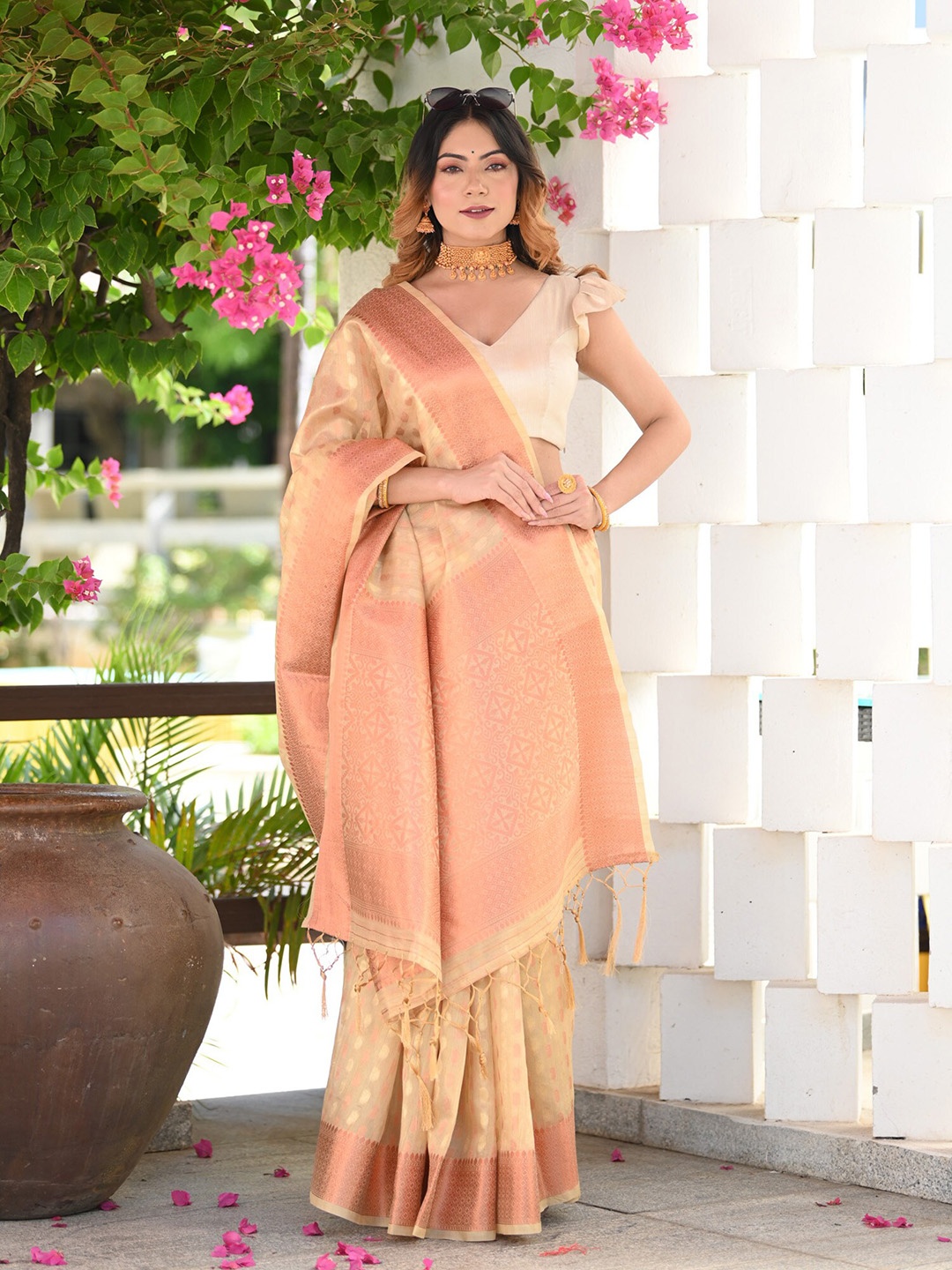 

BEATITUDE Ethnic Motif Woven Design Zari Tissue Banarasi Saree, Beige