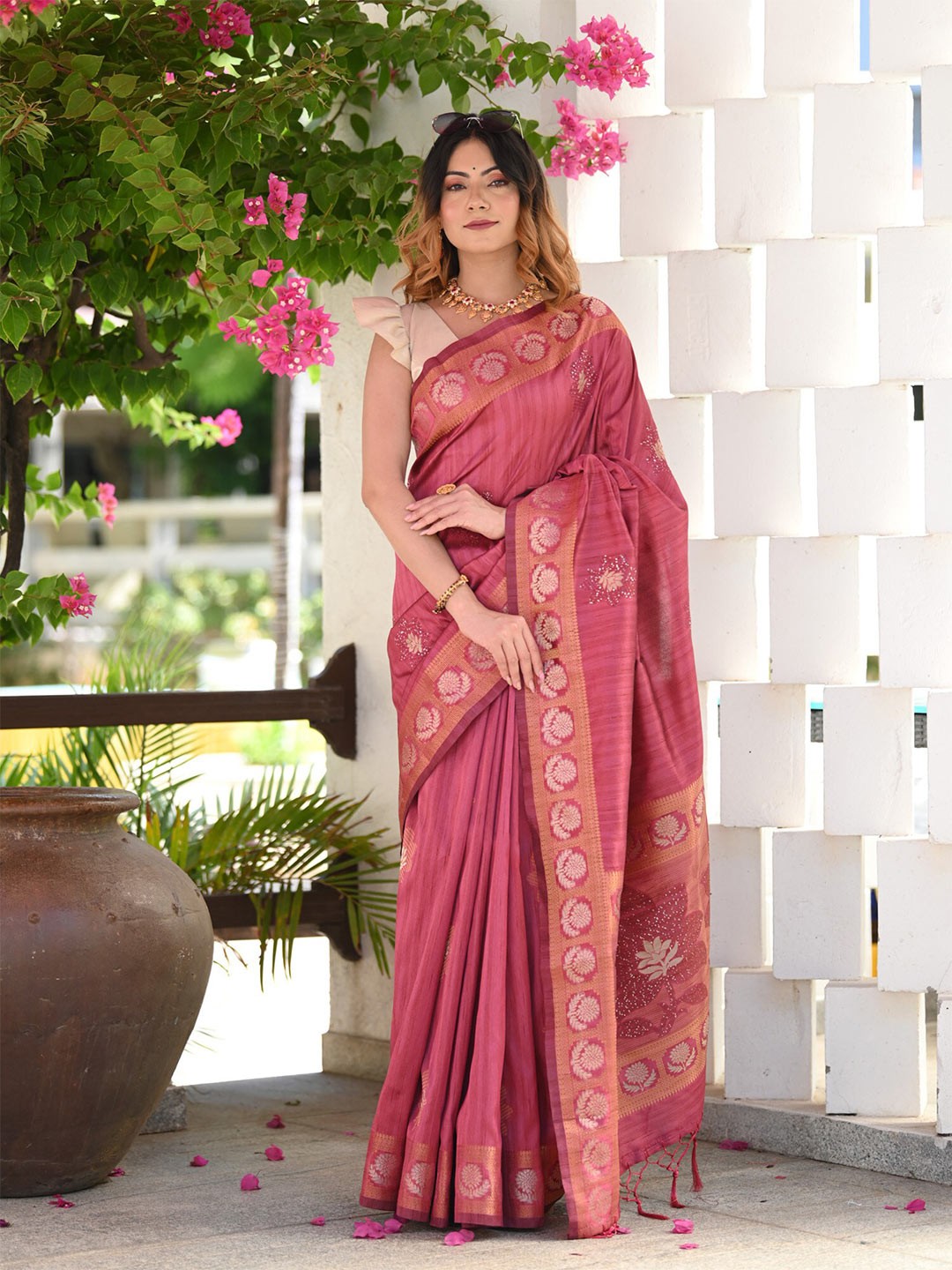 

BEATITUDE Floral Woven Design Zari Banarasi Saree, Pink