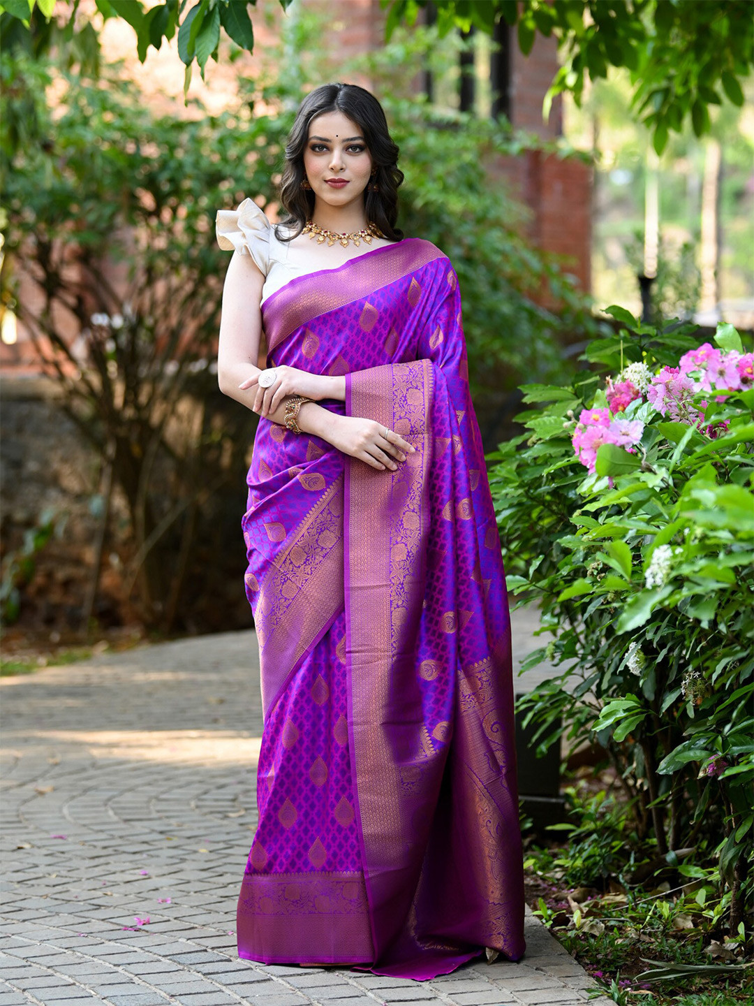 

BEATITUDE Ethnic Motif Woven Design Zari Kanjeevaram Saree, Purple