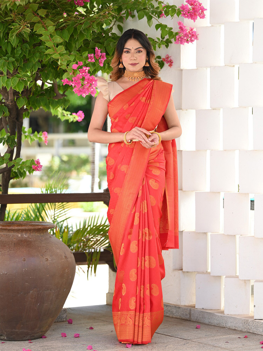 

BEATITUDE Paisley Woven Design Zari Kanjeevaram Saree, Red