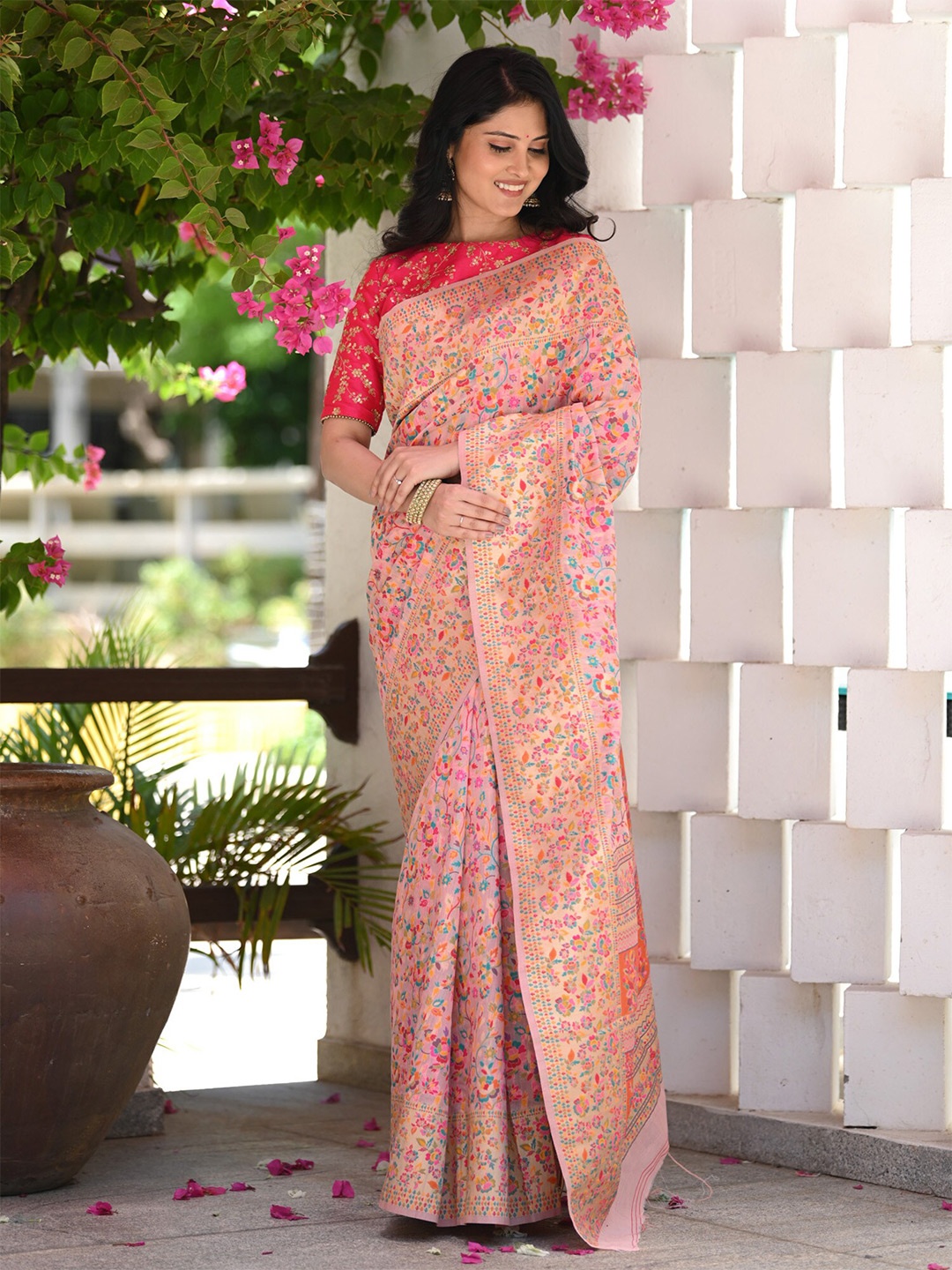 

BEATITUDE Floral Woven Design Saree, Pink