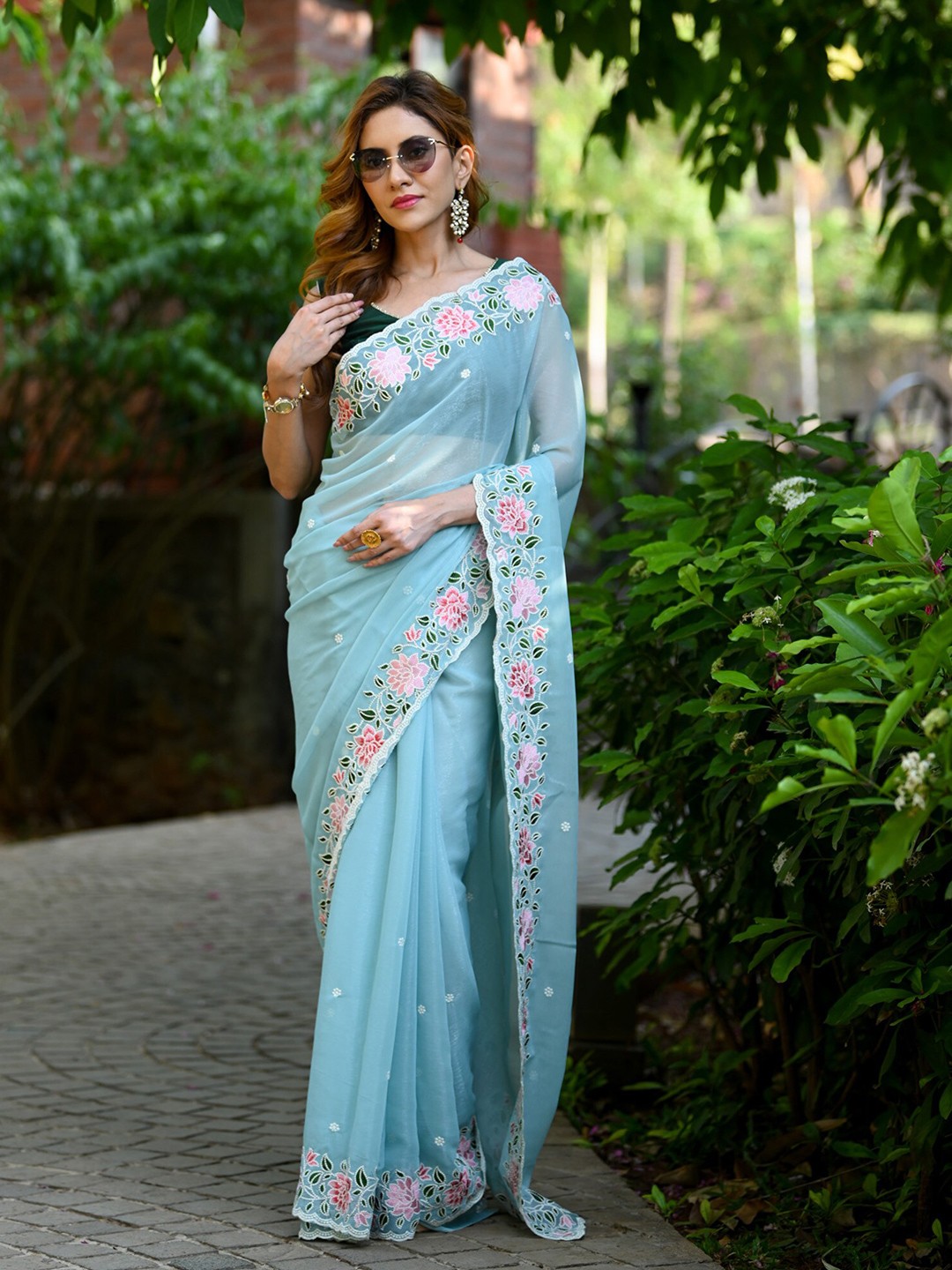

BEATITUDE Floral Embroidered Pure Cotton Saree, Blue