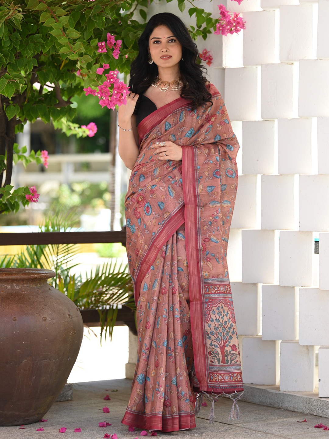 

BEATITUDE Floral Printed Saree, Peach