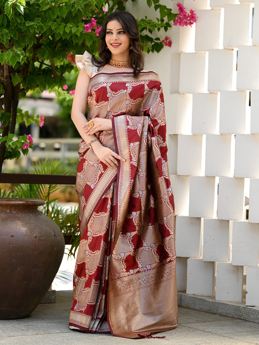 

BEATITUDE Floral Woven Design Zari Banarasi Saree, Maroon