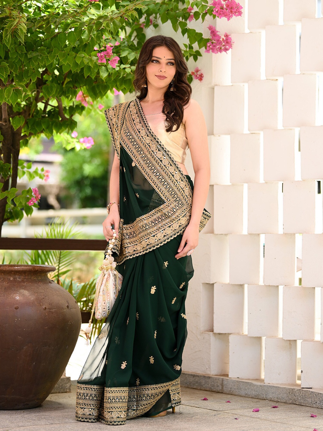 

BEATITUDE Ethnic Embroidered Saree, Green