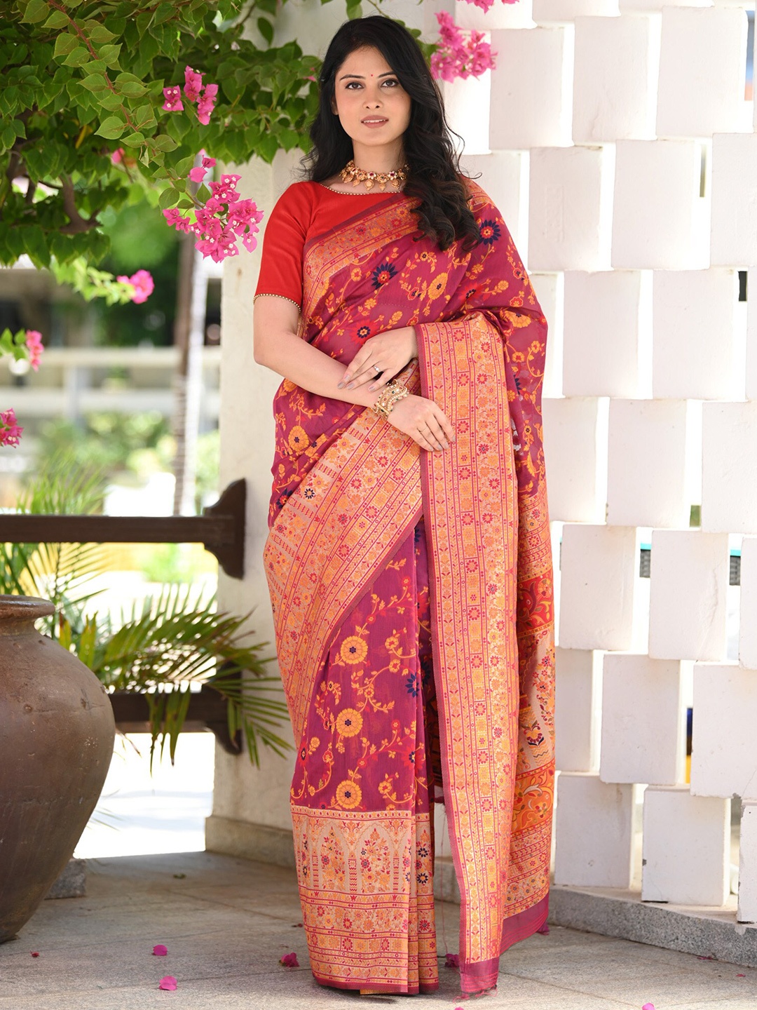 

BEATITUDE Floral Woven Design Zari Saree, Pink