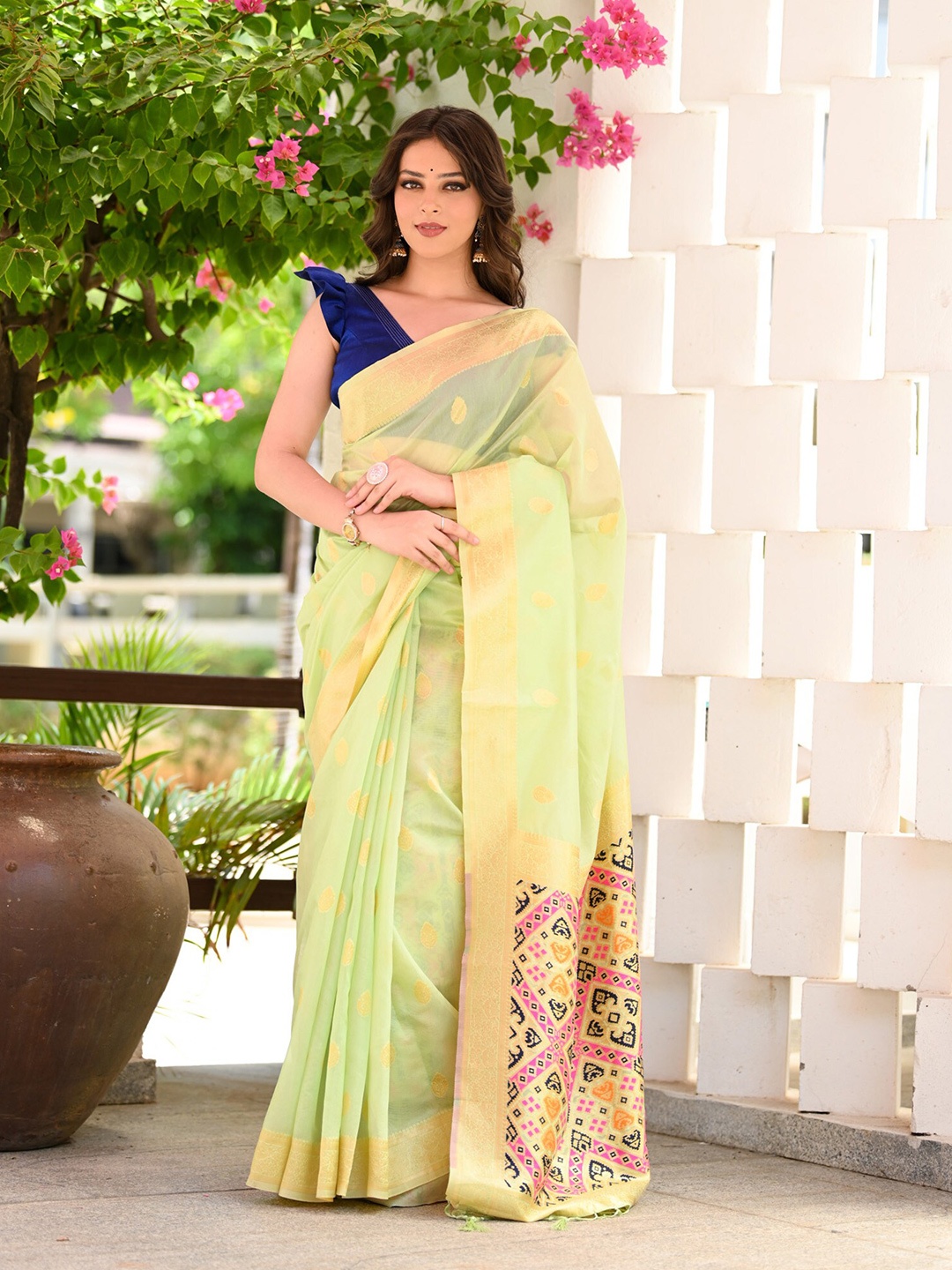 

BEATITUDE Woven Design Zari Silk Cotton Saree, Green