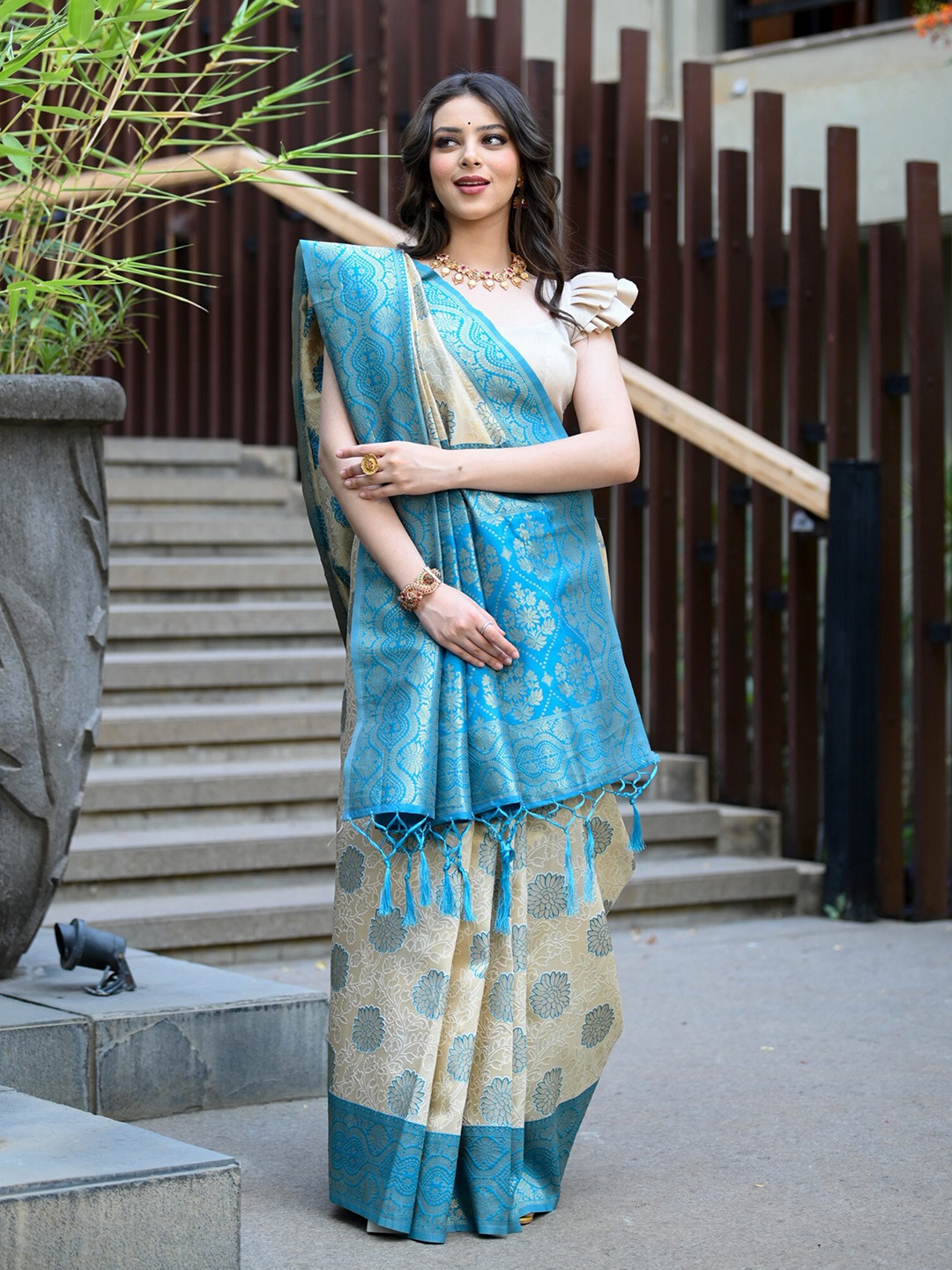 

BEATITUDE Floral Woven Design Zari Banarasi Saree, Off white