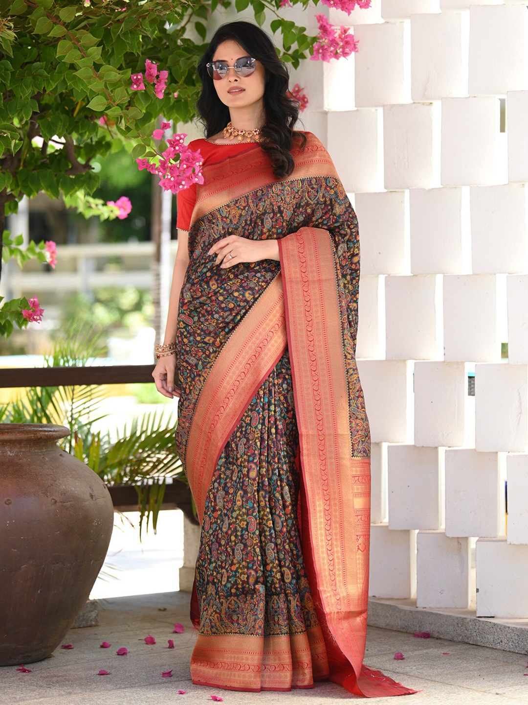 

BEATITUDE Floral Woven Design Zari Saree, Black