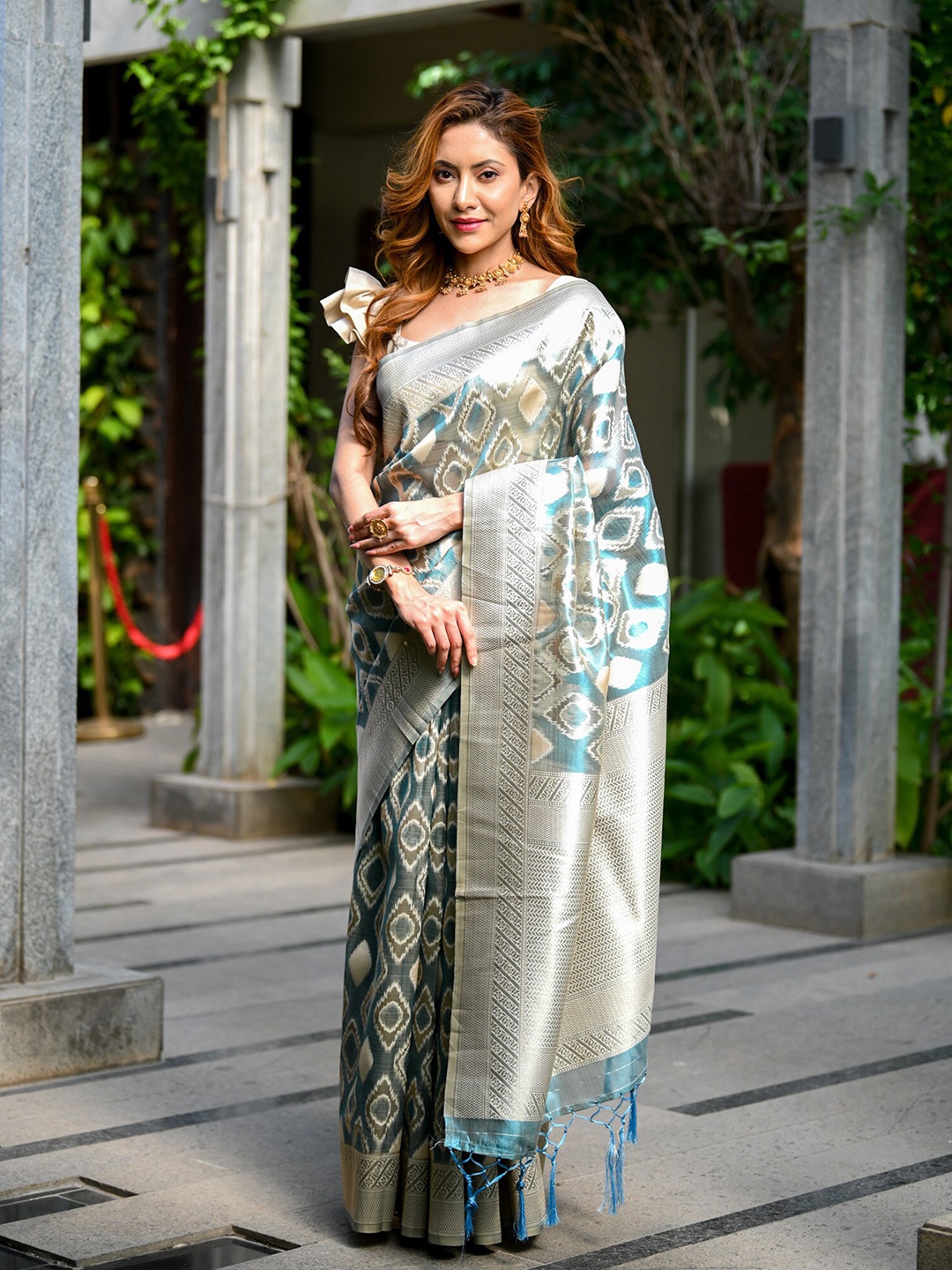 

BEATITUDE Ethnic Woven Design Zari Tissue Saree, Blue
