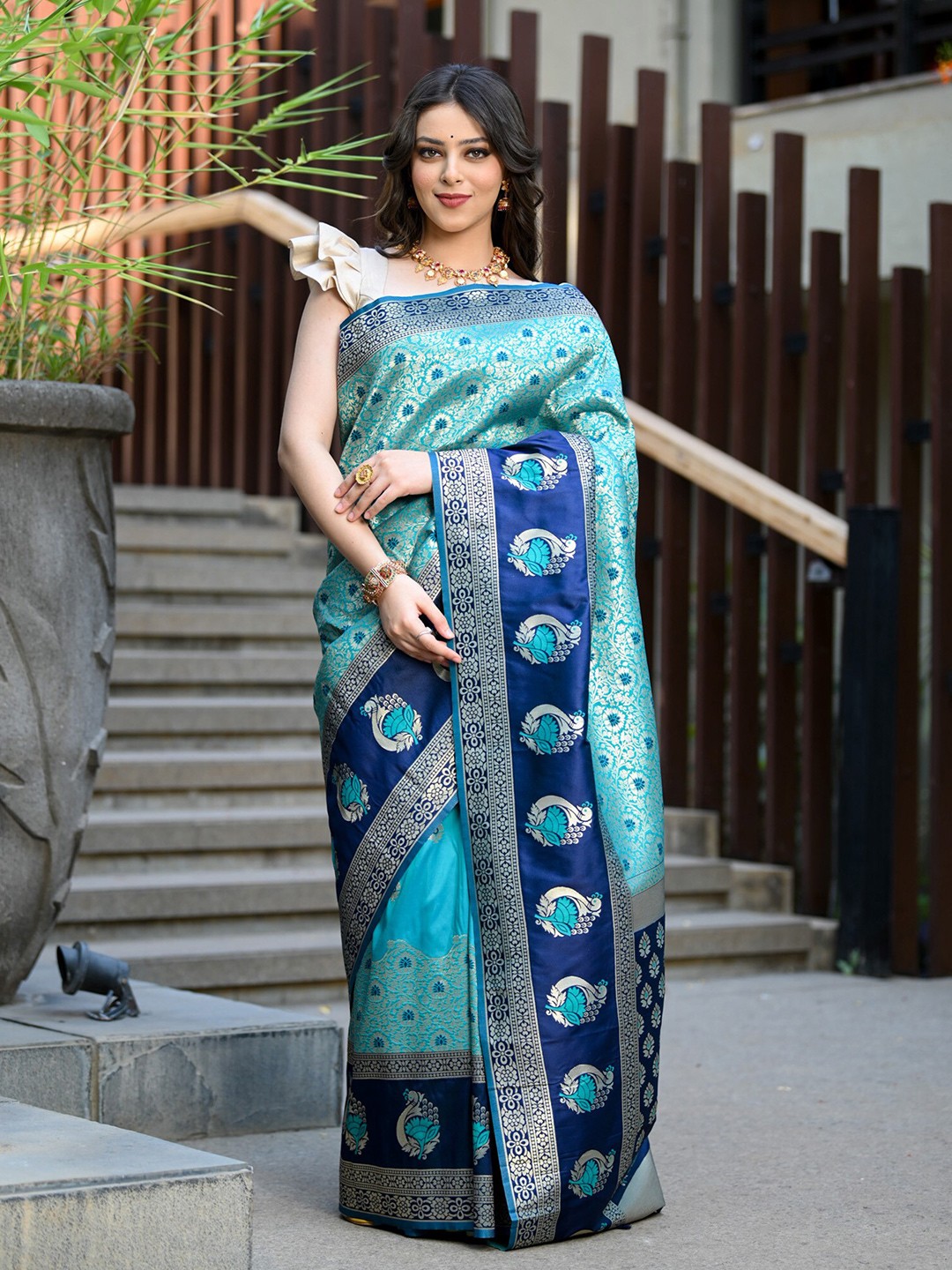 

BEATITUDE Woven Design Zari Banarasi Saree, Blue