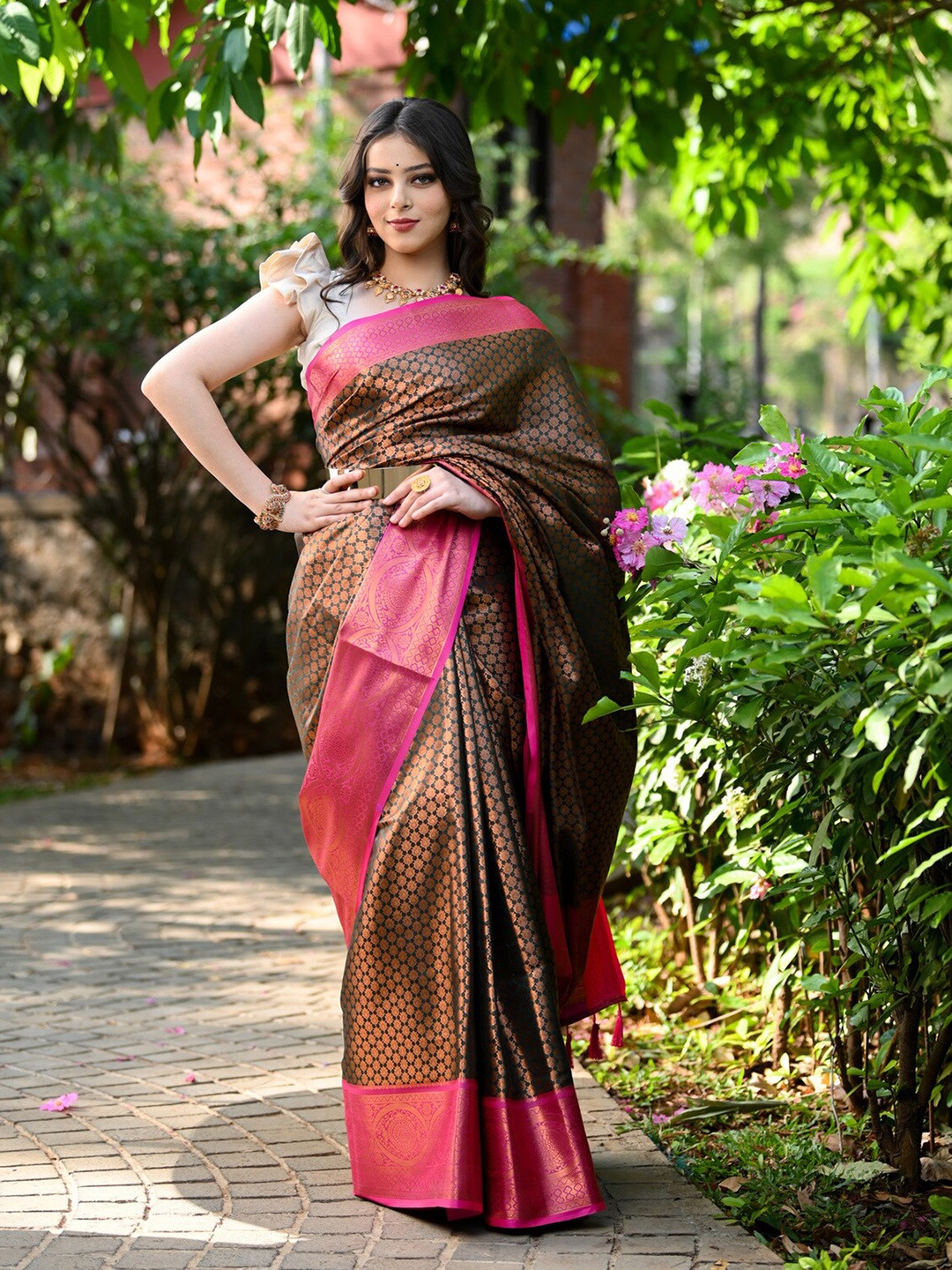 

BEATITUDE Ethnic Motif Woven Design Zari Kanjeevaram Saree, Brown