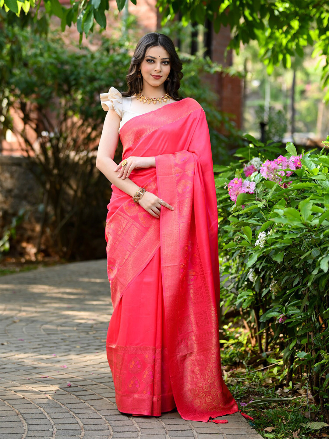 

BEATITUDE Woven Design Zari Saree, Pink