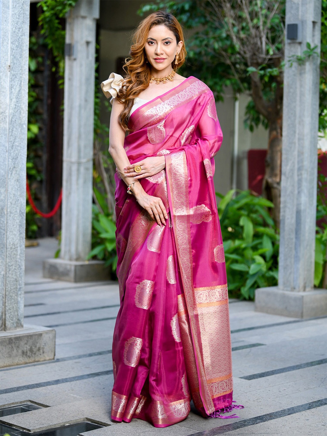 

BEATITUDE Paisley Woven Design Zari Organza Saree, Pink