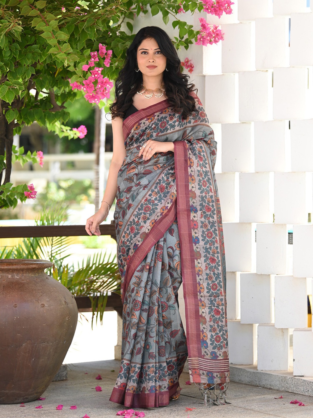 

BEATITUDE Floral Printed Saree, Grey