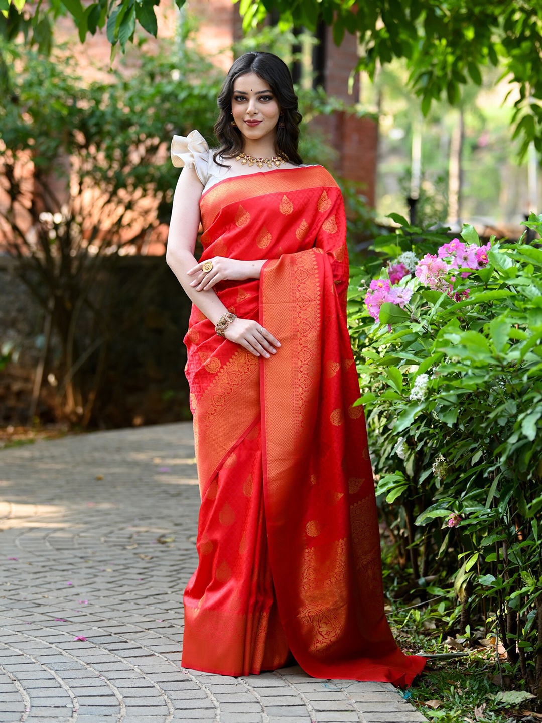 

BEATITUDE Ethnic Motif Woven Design Zari Kanjeevaram Saree, Red