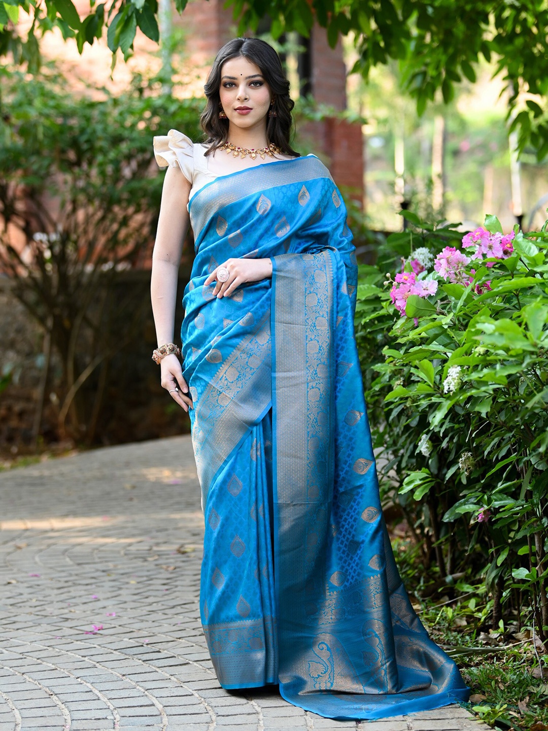 

BEATITUDE Ethnic Motif Woven Design Zari Kanjeevaram Saree, Blue