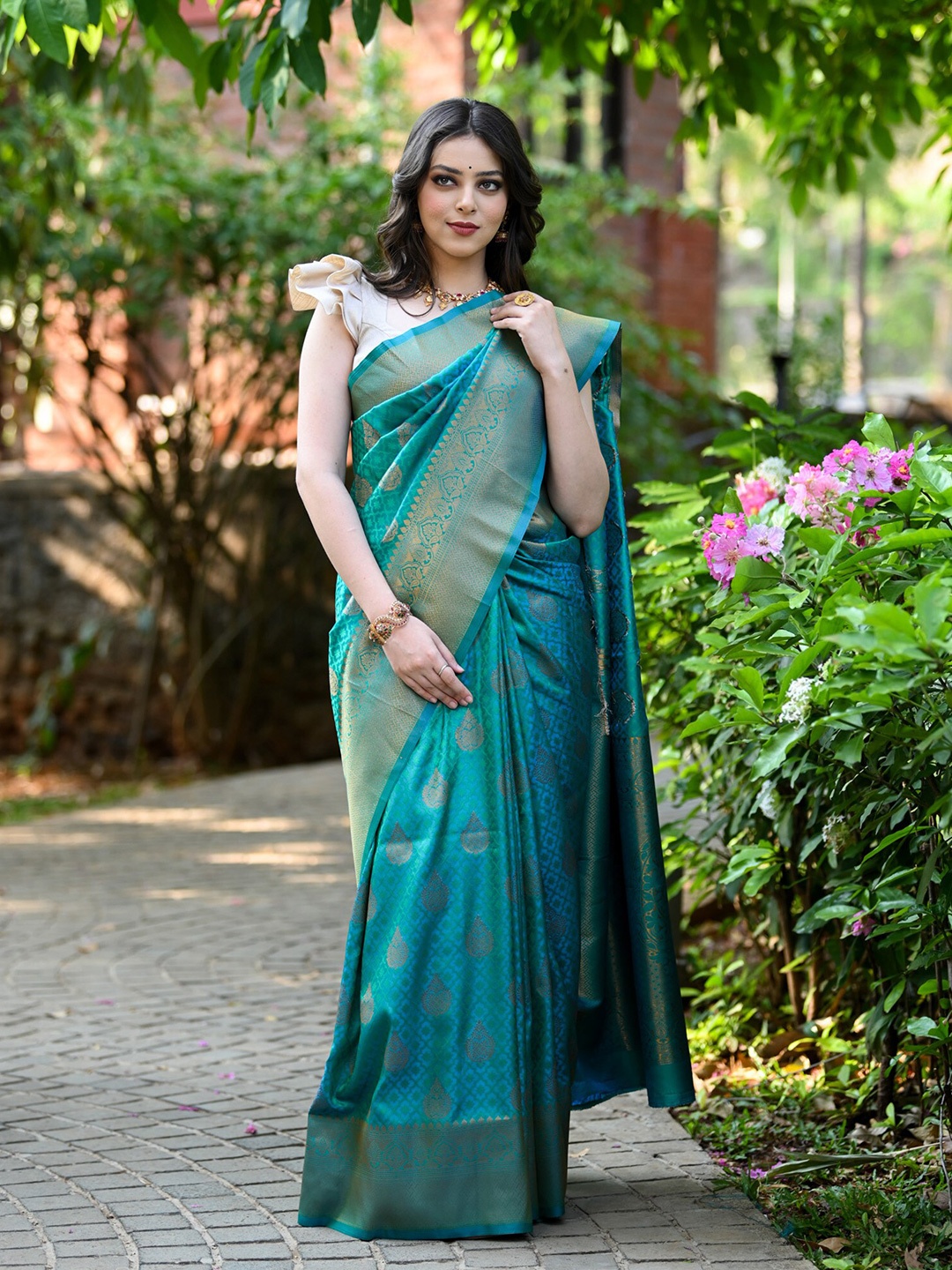 

BEATITUDE Ethnic Motif Woven Design Zari Kanjeevaram Saree, Blue