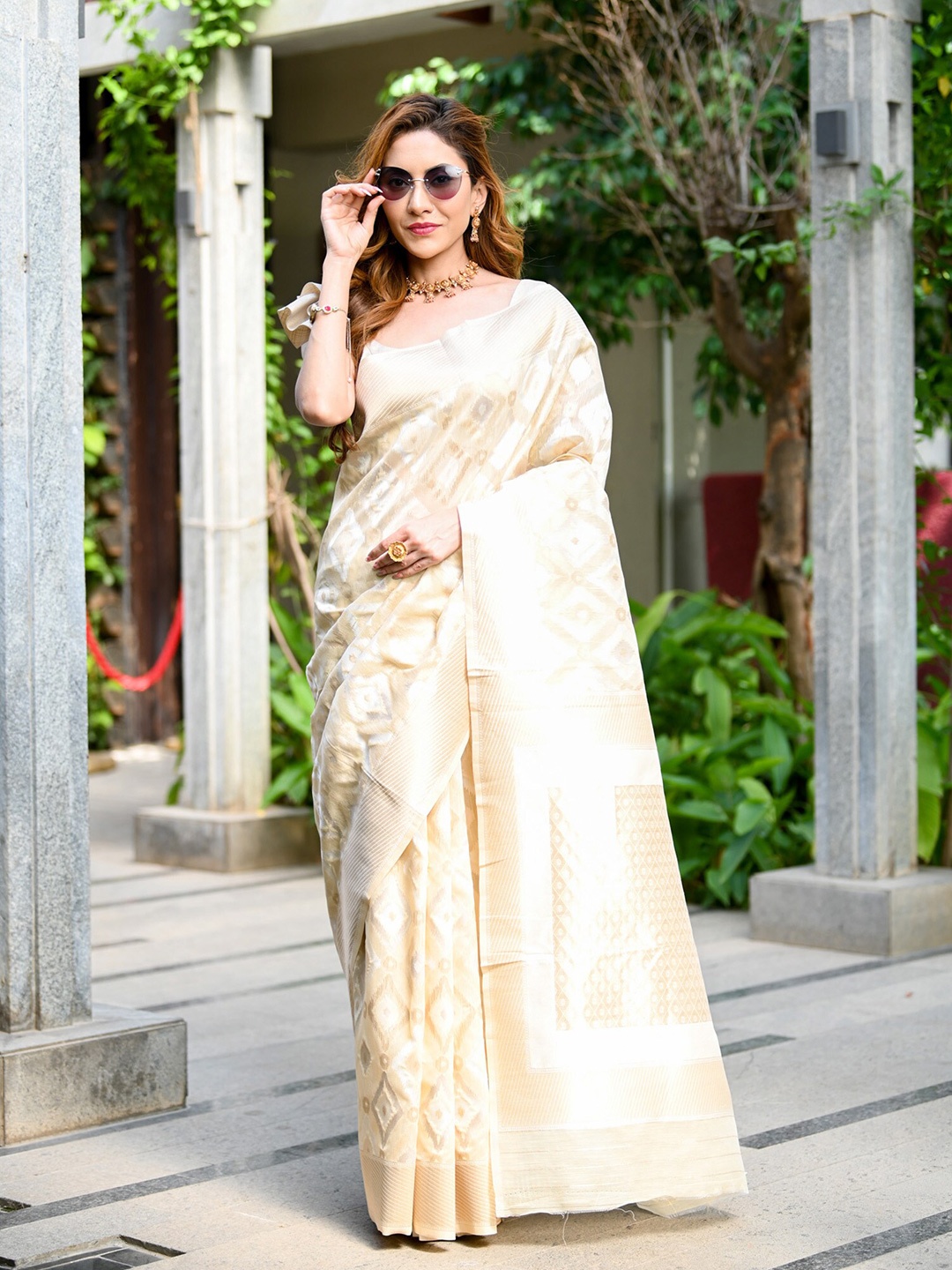 

BEATITUDE Ikat Woven Design Zari Pure Linen Saree, Off white