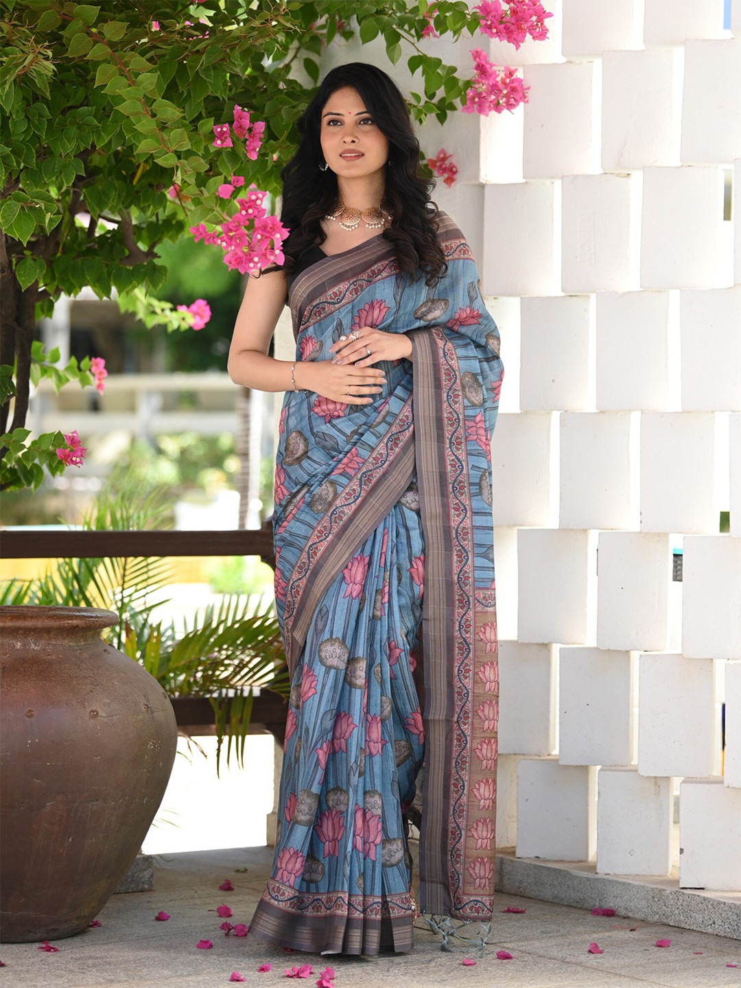 

BEATITUDE Floral Printed Saree, Blue