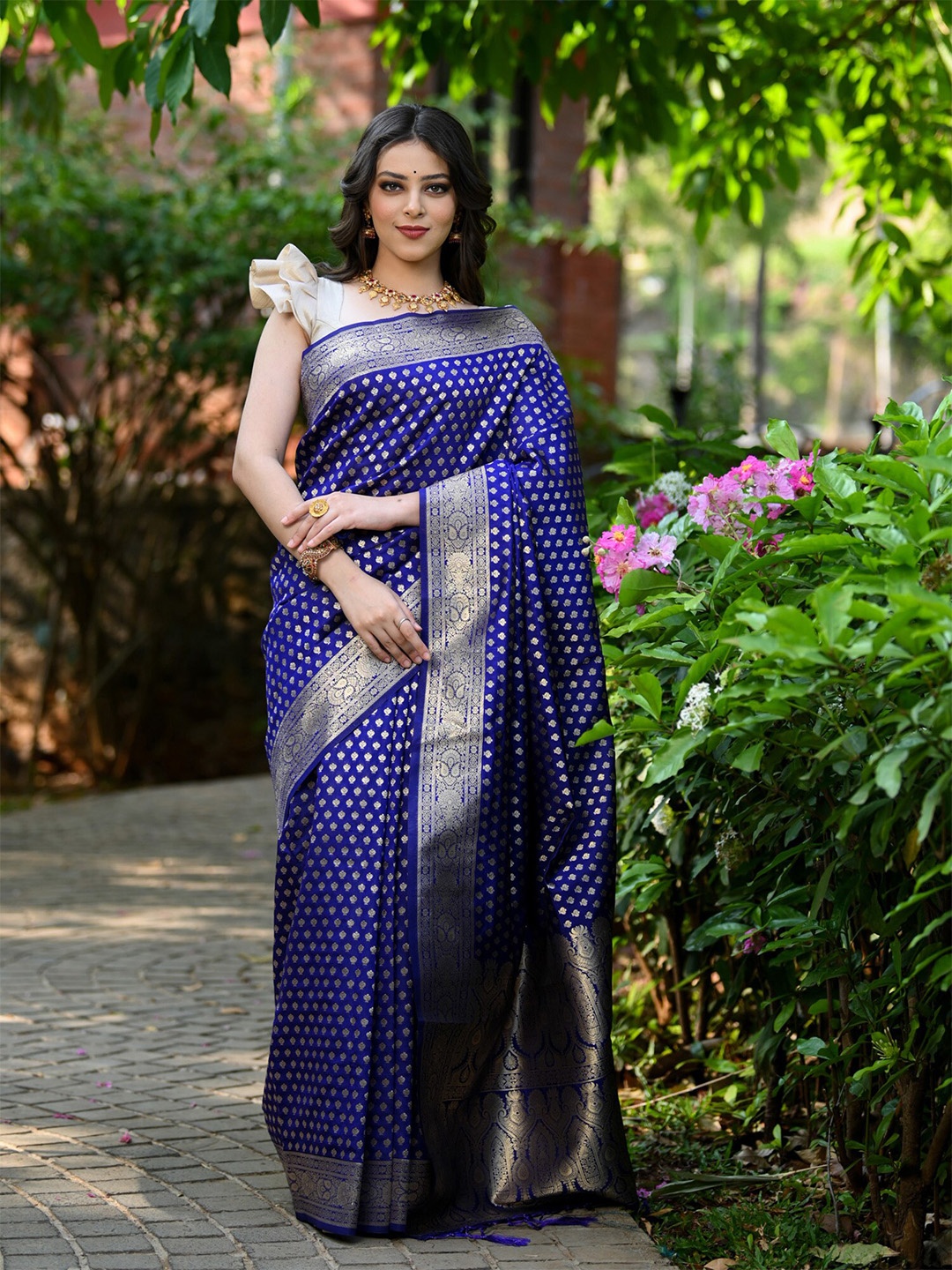 

BEATITUDE Ethnic Motif Woven Design Zari Kanjeevaram Saree, Blue