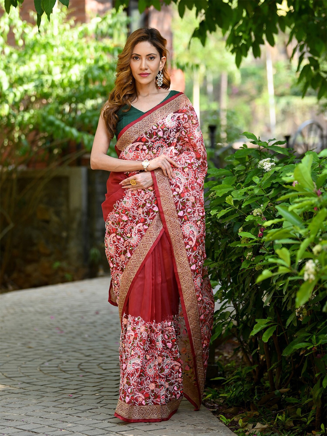 

BEATITUDE Floral Embroidered Saree, Maroon