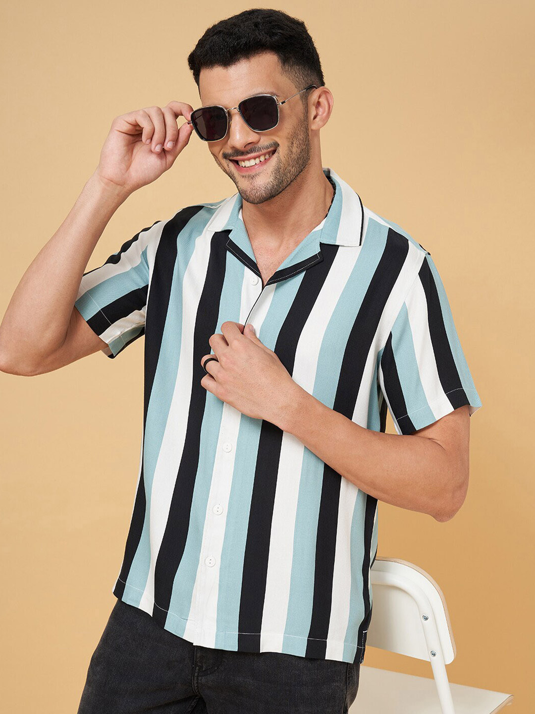

People White & Blue Slim Fit Vertical Striped Casual Shirt