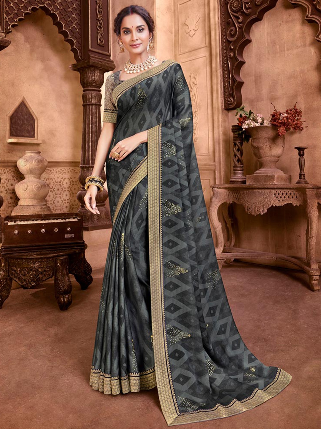 

Vishal Prints Geometric Printed Zari Poly Chiffon Saree, Grey