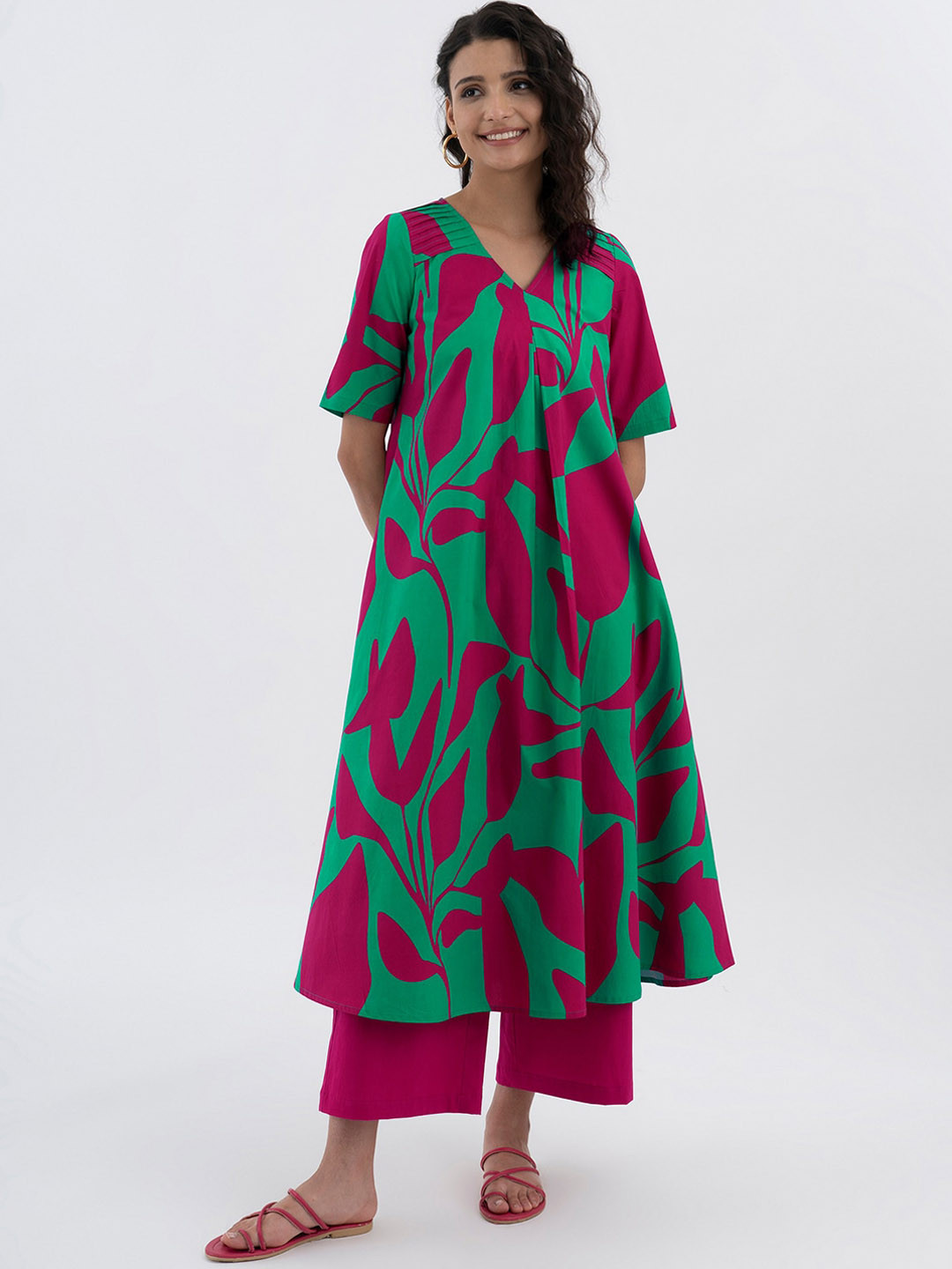

Pink Fort Floral Printed V Neck A-Line Pure Cotton Kurta, Green