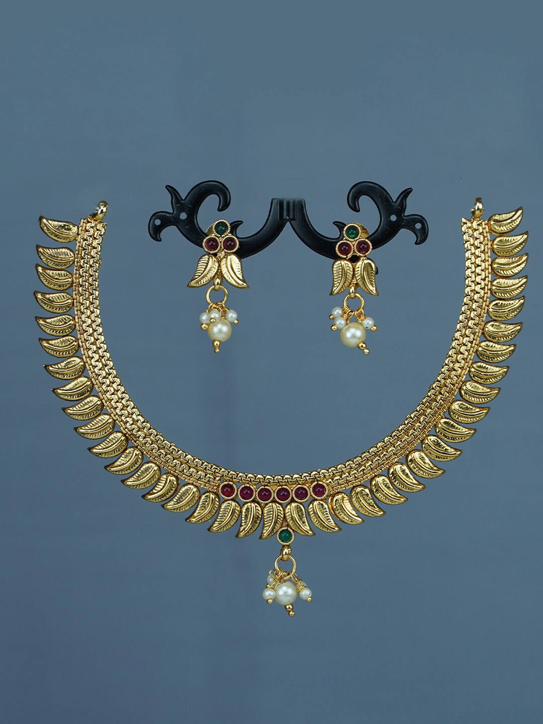

Diksha collection Gold-Plated Kundan-Studded & Beaded Matte Finish Jewellery Set