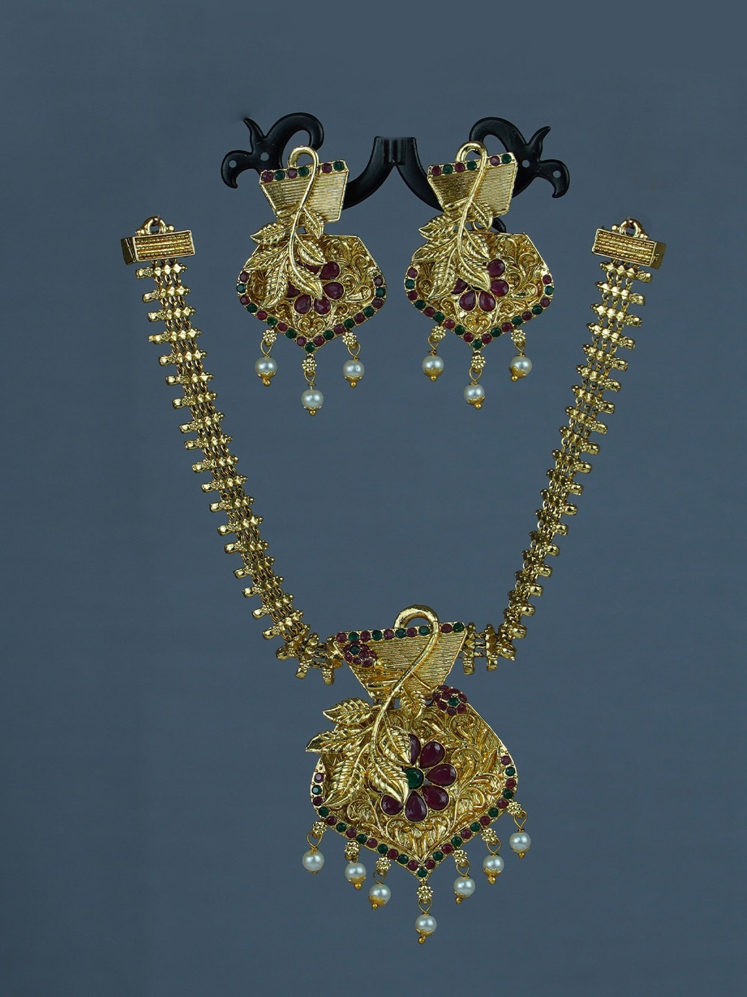 

Diksha collection Gold-Plated Stone-Studded & Beaded Jewellery Set